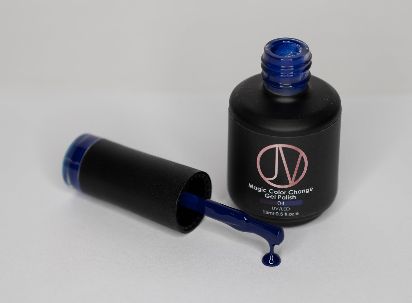 Magic Color Change Gel Polish - Midnight Tide shifts from deep midnight blue (cold) to vibrant ocean blue (warm). Thermochromic nail polish for a dynamic manicure