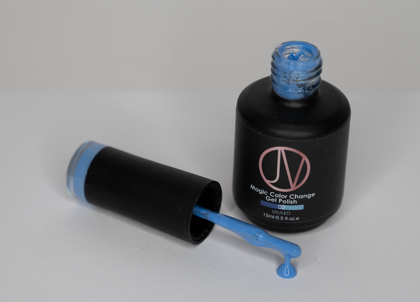 Thermochromic gel polish in Blue Serenity - a high-pigment, long-wear gel that changes from dark blue to light blue with temperature variations.