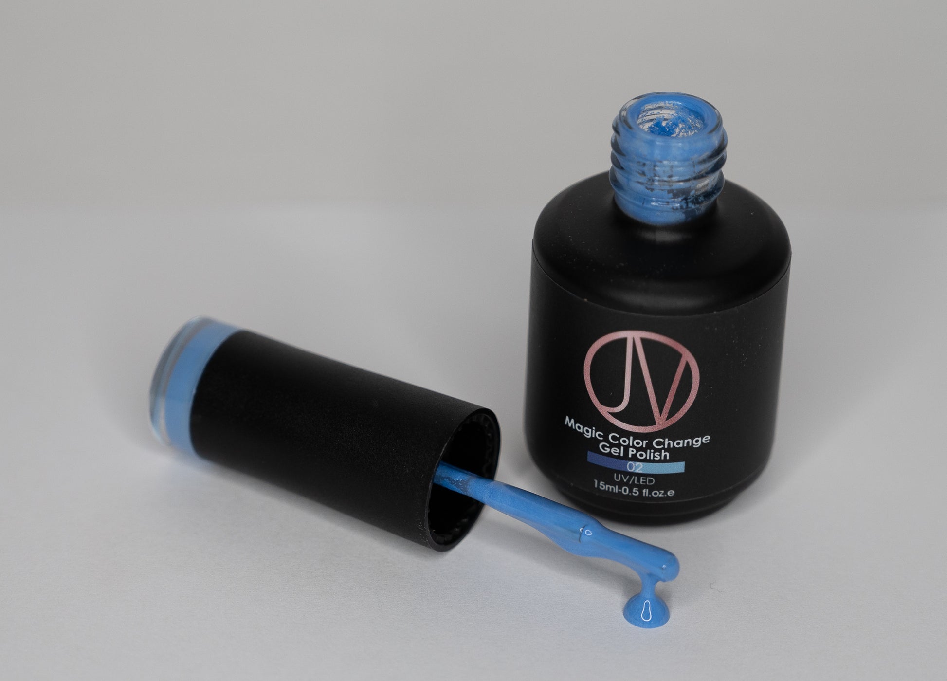Thermochromic gel polish in Blue Serenity - a high-pigment, long-wear gel that changes from dark blue to light blue with temperature variations.