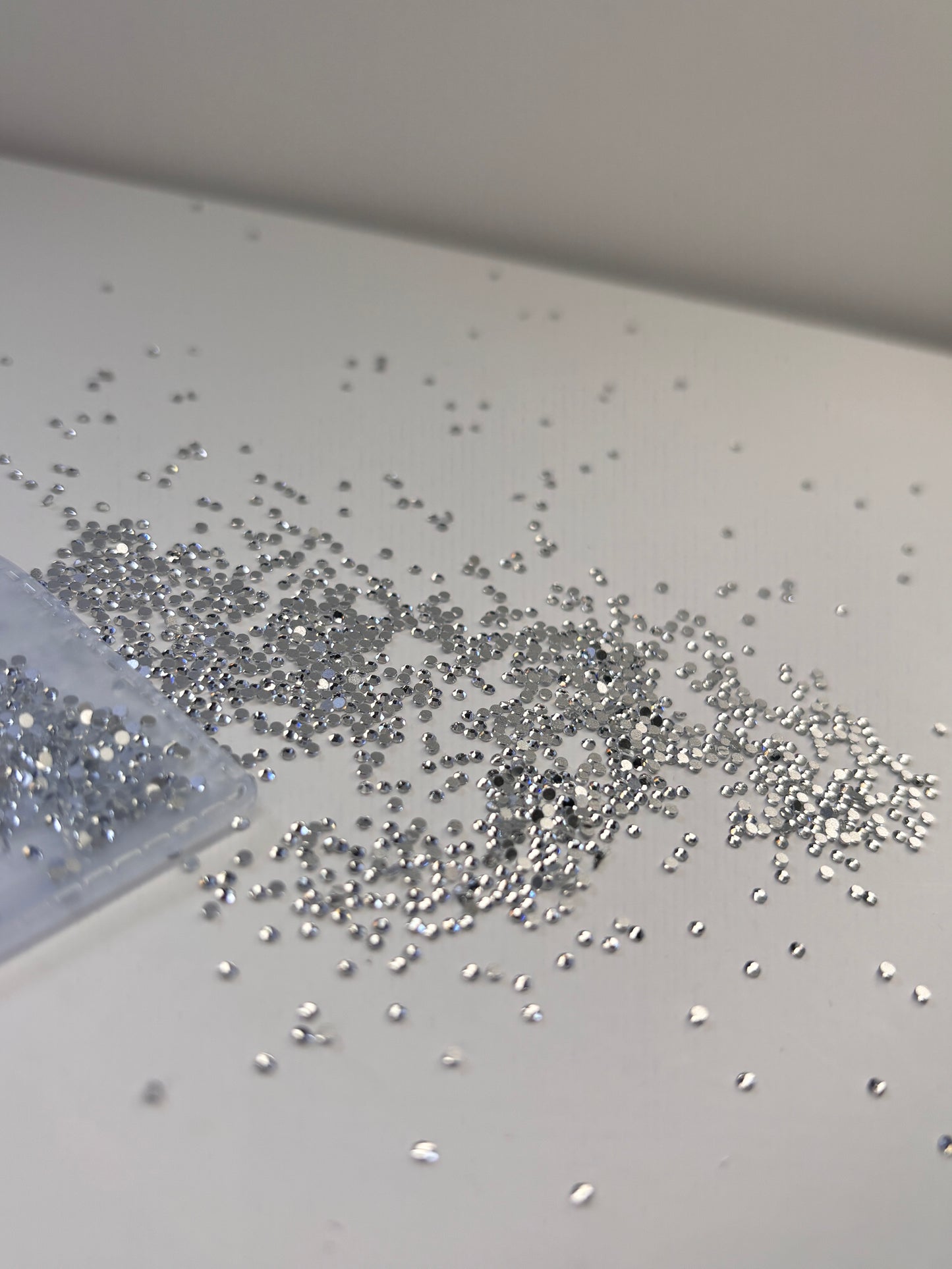 Crystal Glass Beads Rhinestones 1440pcs SS3 Glass Nail Art Crystal Clear Flat back Gemstones for Crafts, Nails, Makeup, Bags, and Shoes Decoration（SS3, Clear）