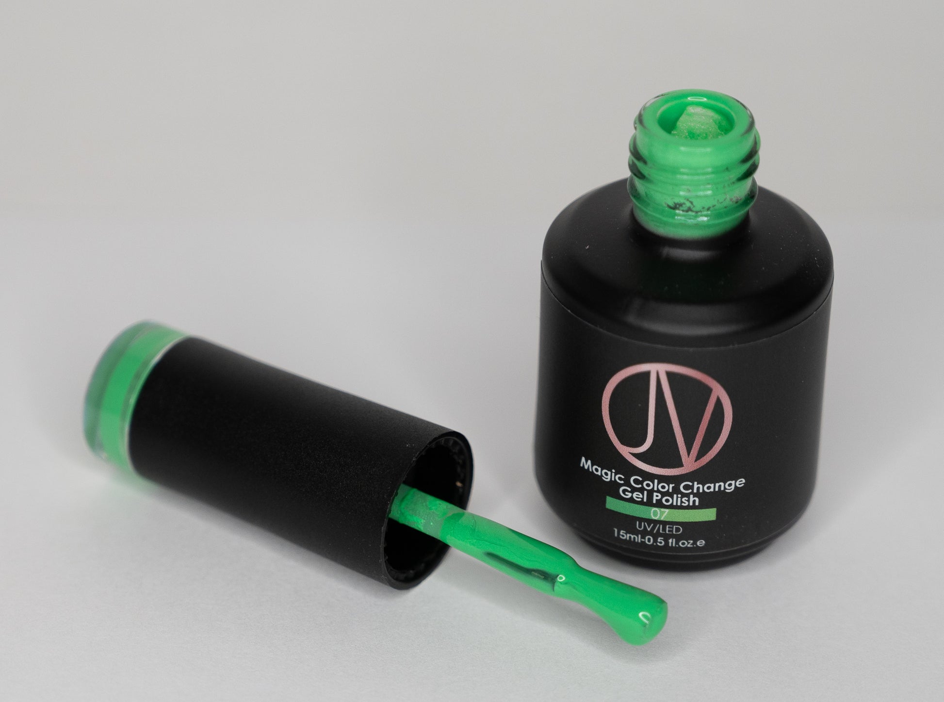 Salon-quality color-changing gel polish – Electric Lime delivers flawless coverage, high pigmentation, and smooth consistency with a 60-second LED cure.