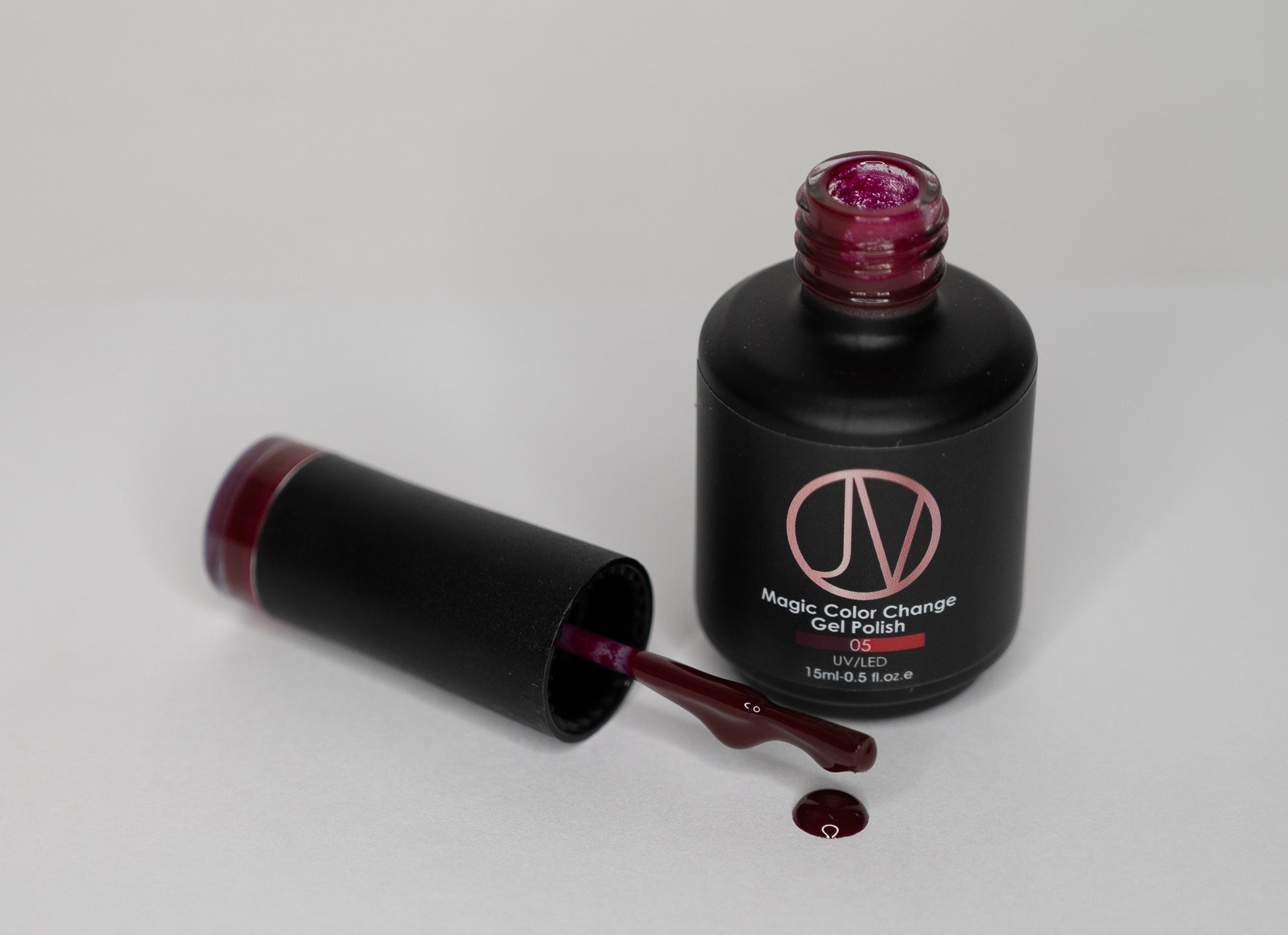 Temperature-changing gel polish – Mystic Merlot shifts from dark burgundy to vibrant wine red with heat for a stunning, salon-quality manicure.